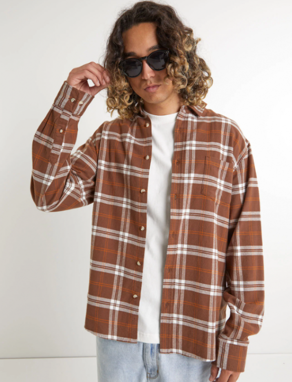 Pola kotak-kotak besar dengan warna cokelat dan krem